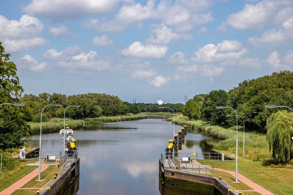 Blick von der Brücke in die Büssauer Schleuse entlang des Elbe-Lübeck-Kanals bis zu Lübecks 7 Türmen.