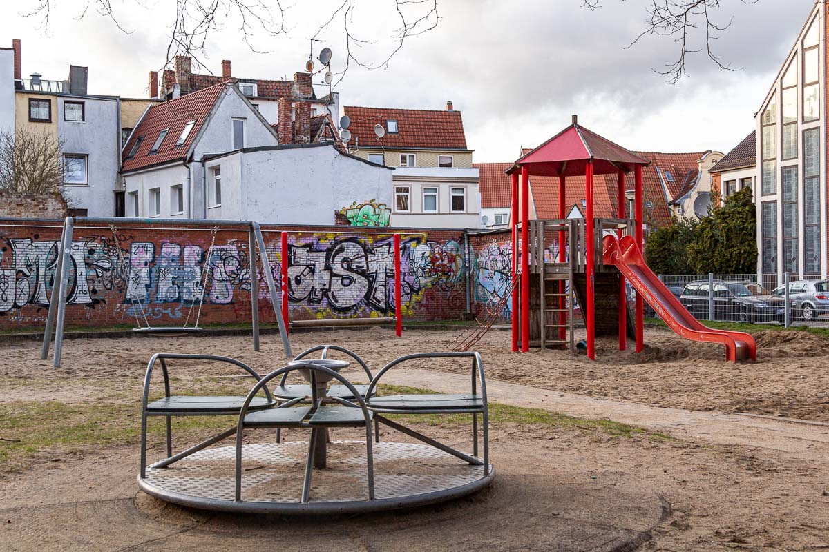 AhoiMaike-Spielplatz-Ellerbrook-Lübeck-mit-Kindern-Karussel und Rutschturm