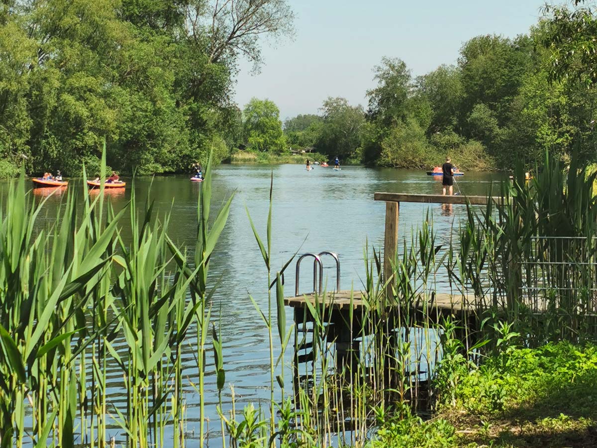 Blick entlang der Wakenitz flussaufwärts