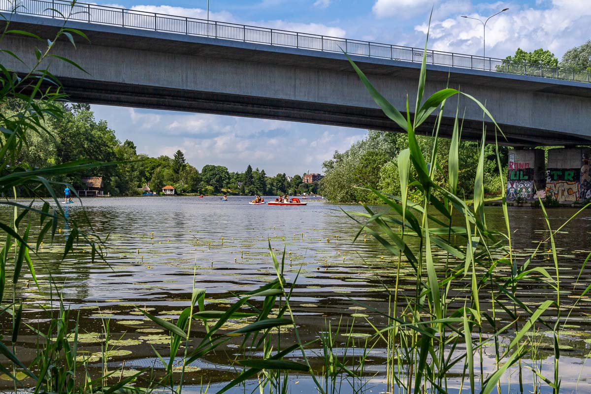 Blick unter Wakenitzbrücke durch richtung Stadt-AhoiMaike