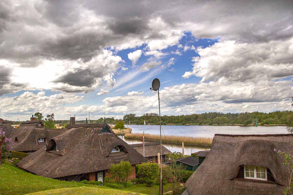 Blick über die Reetdächer der Fischerhäuser von Gothmund Blick über die Reetdächer der Fischerhäuser von Gothmund