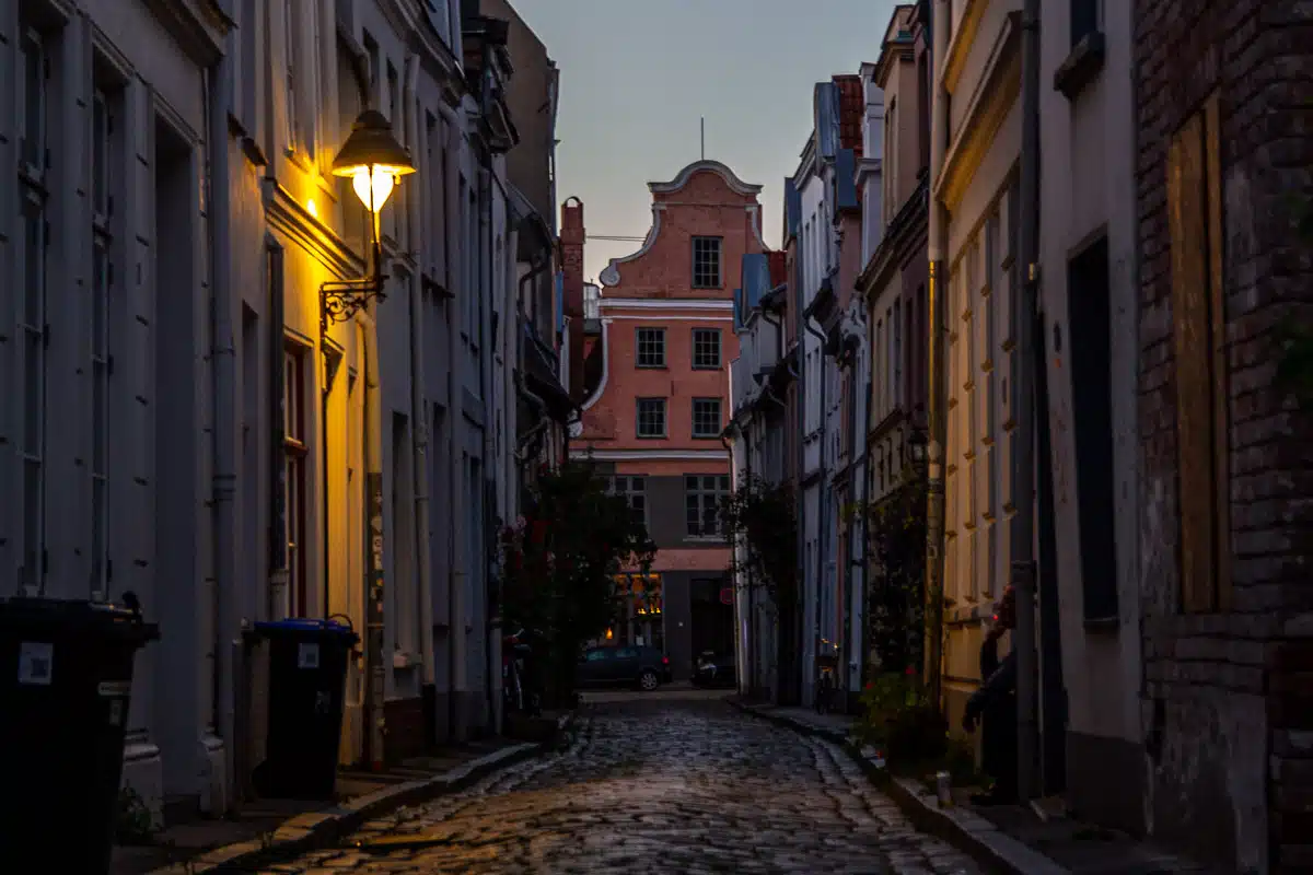Straße mit Kopfsteinpflaster im Licht einer alten Gaslaterne