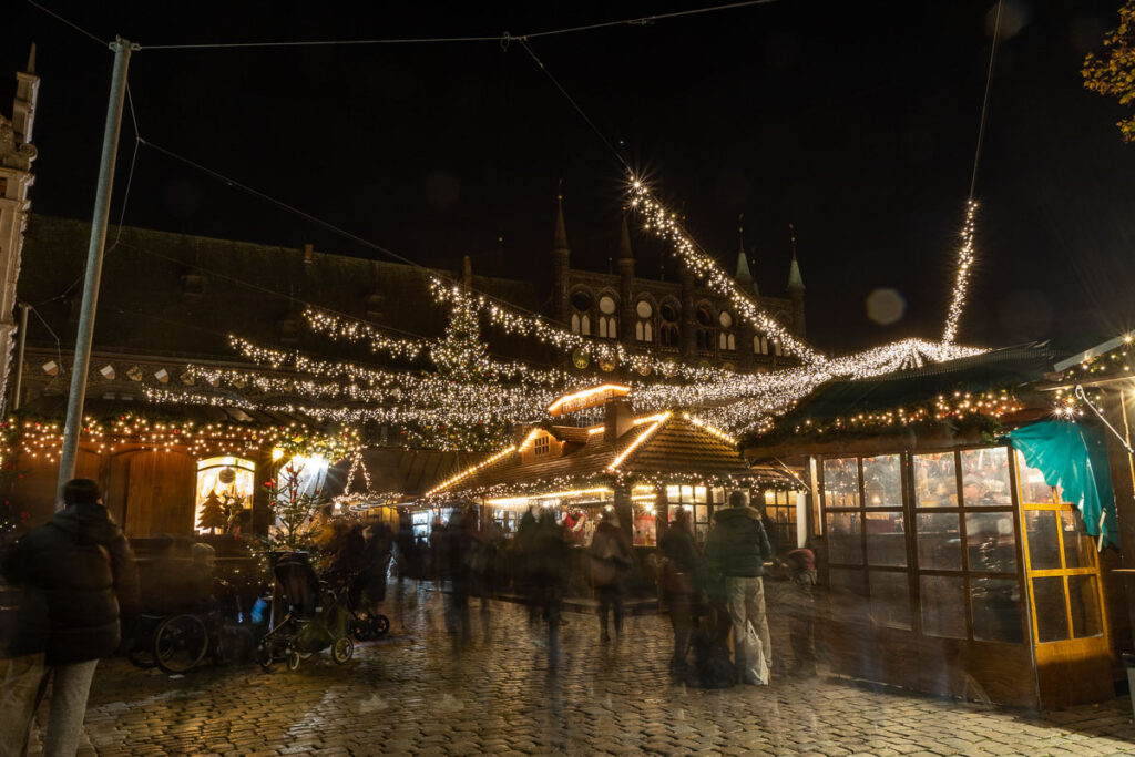 Lichterzelt auf dem Lübecker Weihnachtsmarkt
