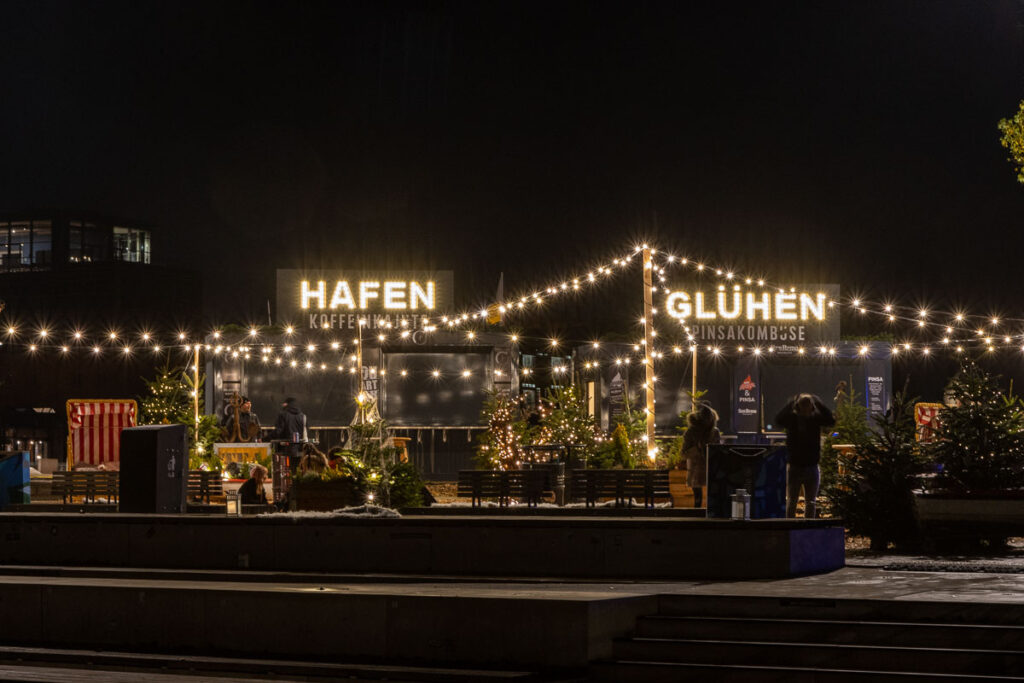 Lübecker Weihnachtsmarkt Hafen Glühen am Drehbrückenplatz am Abend.