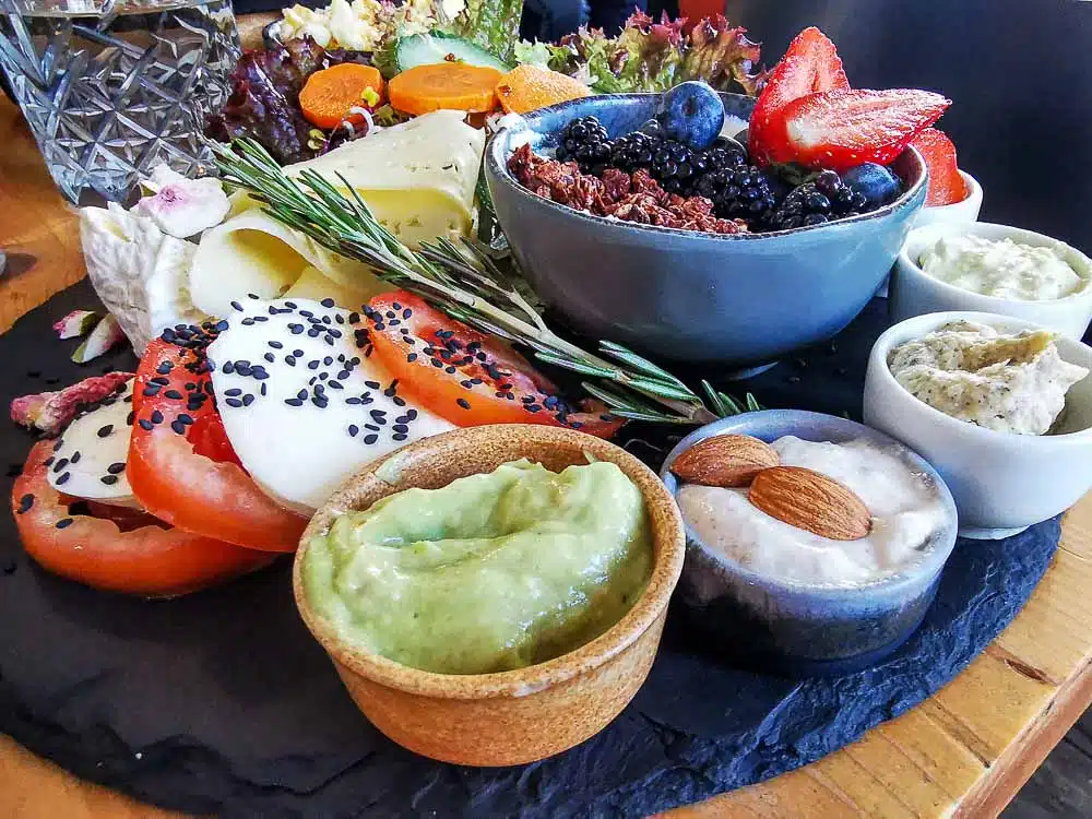 Buntes Frühstücksbrett mit Dips