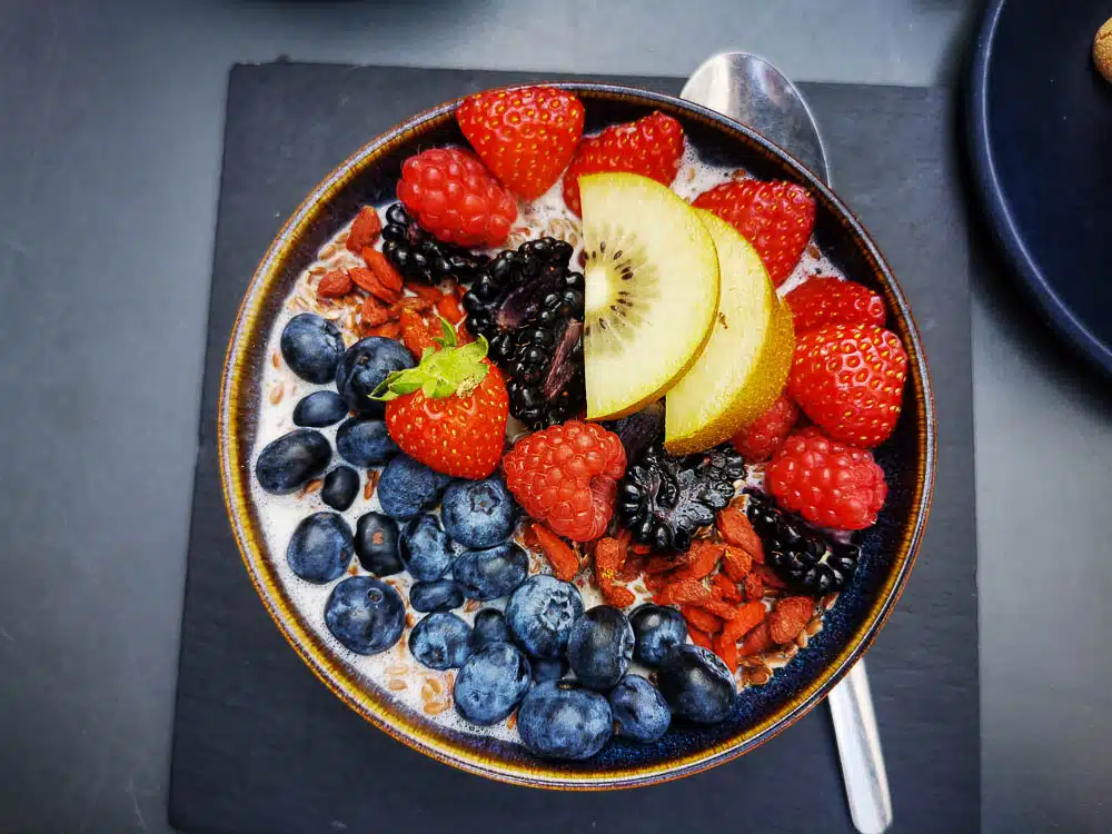 Bunte Schüssel mit frischen Früchten