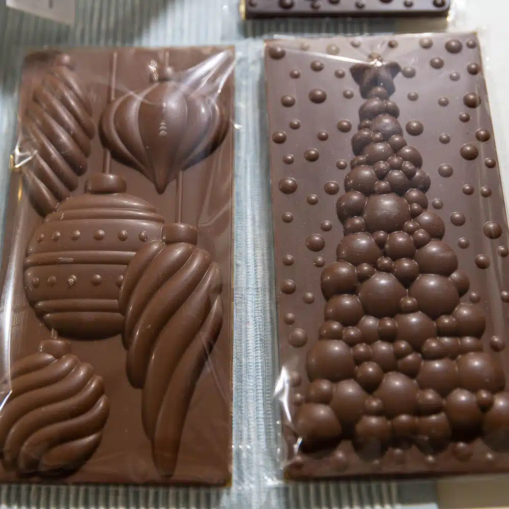 Schokoladentafeln mit Weihnachtsmotiven