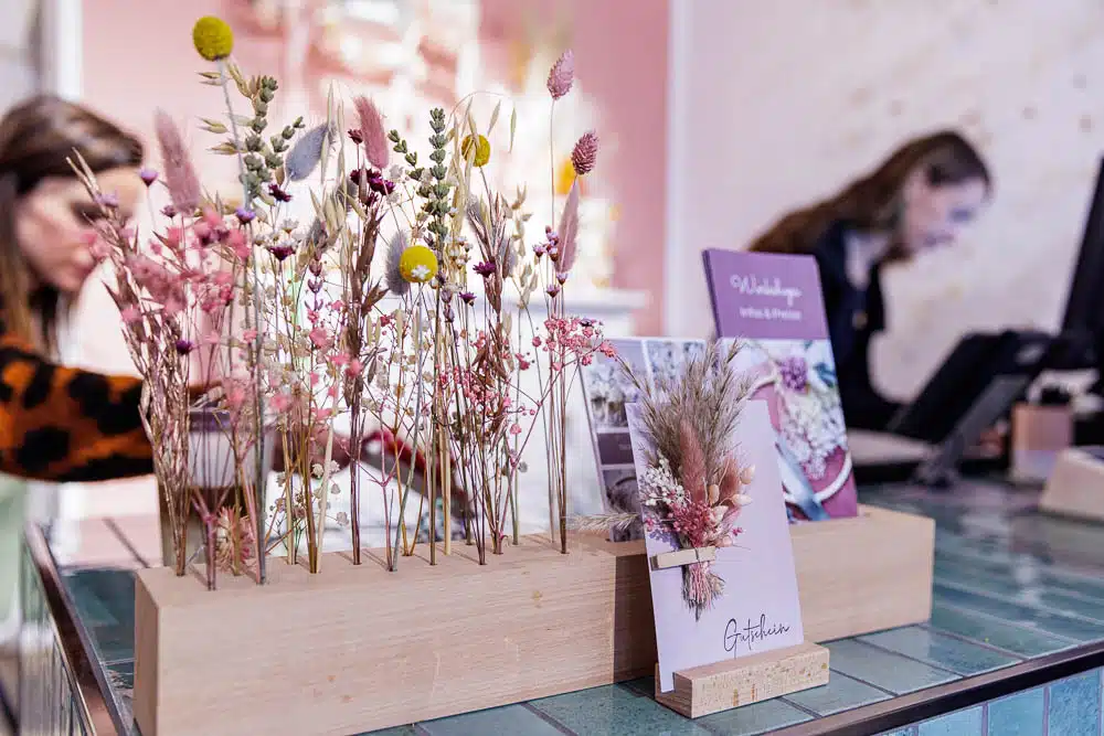 Perfekt fürs Weihnachts-Shopping: Bunte Trockenblumen und Gutscheine.