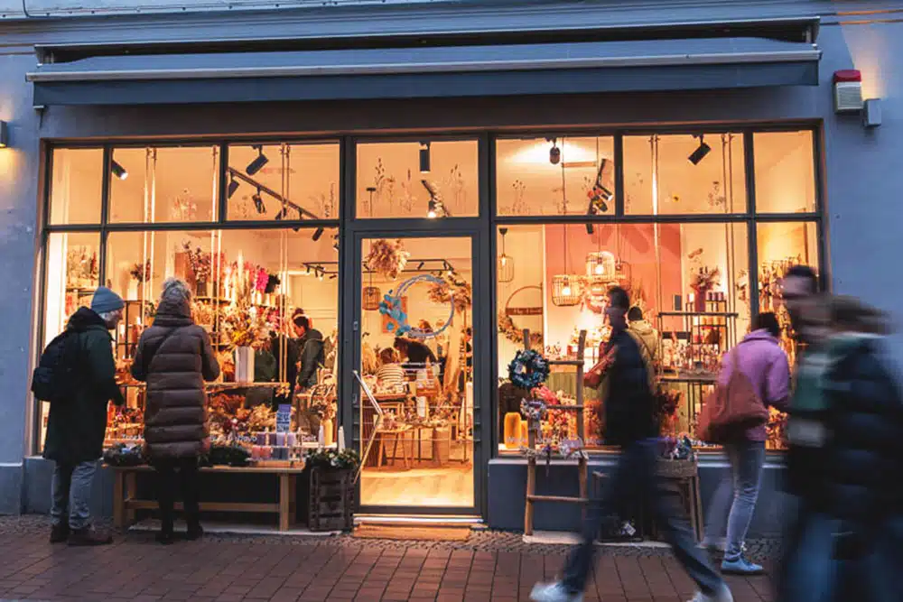 Gemütlicher Weihnachts-Shopping Laden von KranzGenau mit festlicher Dekoration.