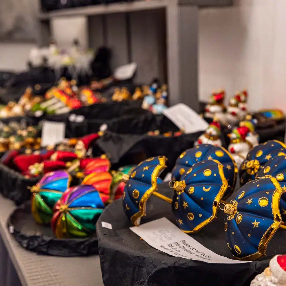 Bunte Weihnachtskugeln in verschiedenen Designs