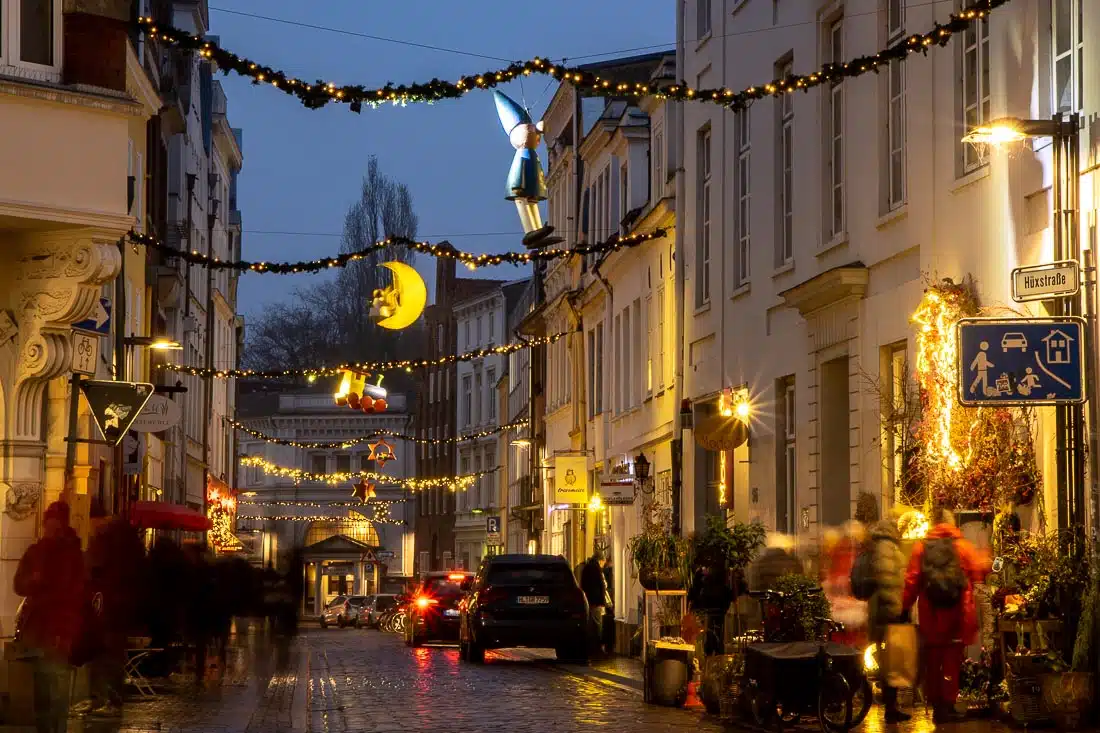 Beleuchtete Straße voller Weihnachtsstimmung zum Weihnachts-Shopping
